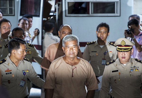  Gambar fail 10 November, 2015 menunjukkan Manas dieskot para pegawai ketika tiba di Mahkamah Jenayah di Bangkok. — Gambar Reuters