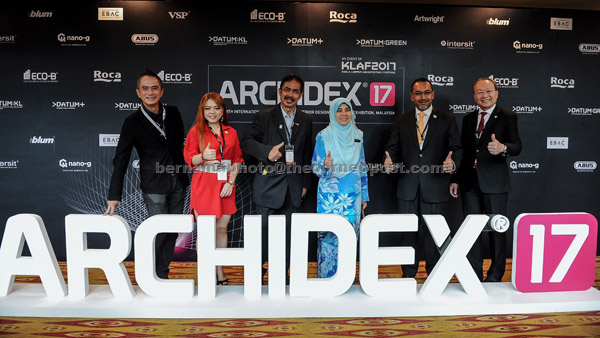  Sr Ratna (tiga kanan) bergambar bersama Amer (tiga kiri) selepas perasmian Pameran Antarabangsa Ke-18 Seni Bina, Reka Bentuk Dalaman dan Bangunan 2017 (ARCHIDEX’17) di Pusat Konvensyen Kuala Lumpur (KLCC), semalam. — Gambar Bernama