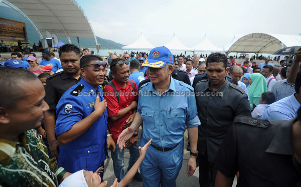  Najib bersalam dan beramah mesra dengan penduduk pada Jamuan Hari Raya Aidilfitri sempena lawatan kerja ke Pulau Tioman semalam. — Gambar Bernama