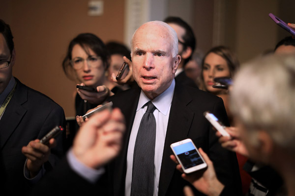  Gambar fail menunjukkan McCain (tengah) ketika temu bual media selepas beliau menghadiri mesyuarat di Washington pada 13 Julai lalu. — Gambar AFP 