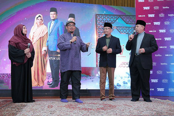  Mursyid dan Murabbi Dai Pendakwah Nusantara musim kelima Ustazah Asni (kiri), Datuk Ustaz Kazim Elias (tiga kiri) dan Ustaz Roslan (kanan).