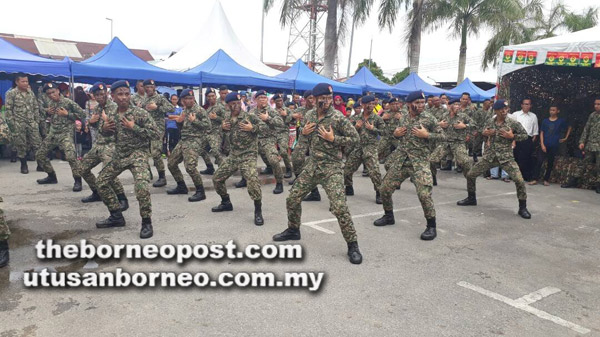  Pasukan Angkatan Tentera Malaysia membuat persembahan kepada orang ramai.