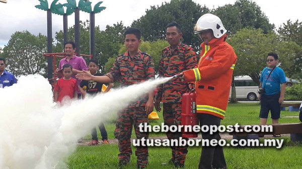  Awla menunjukkan demonstrasi cara-cara mengendalikan gas pemadam api.