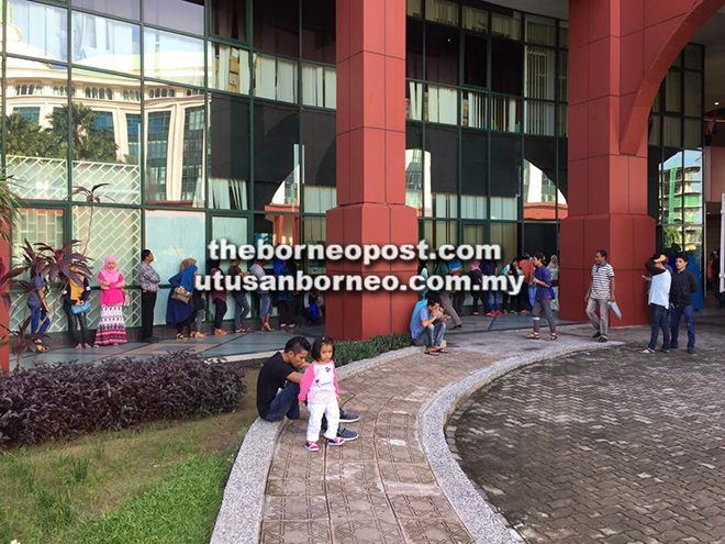  Orang ramai yang beratur dari tingkat tiga bangunan JPN untuk memohon MyPR dan MyKas di Kompleks Pentadbiran Kerajaan Persekutuan Negeri Sabah.