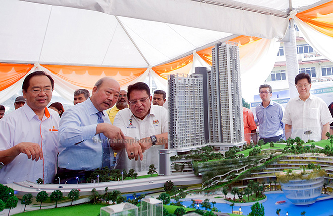  Adnan (tiga kiri) melihat replika bangunan dan mendengar penerangan dari Lim (dua kiri)  di Kuala Lumpur. — Gambar Bernama