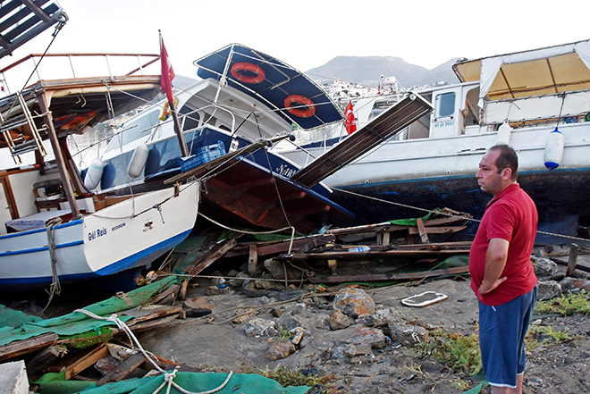  Bot-bot terdampar akibat tsunami selepas gempa bumi melanda Bodrum, Turki semalam. — Gambar AFP