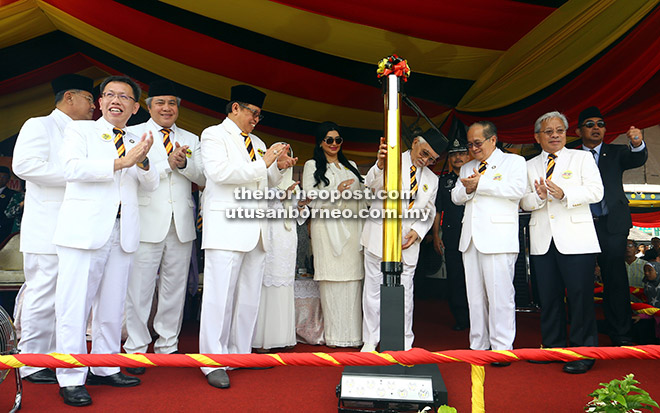  Tun Taib melakukan simbolik sambutan Hari Sarawak 2017 semalam sambil disaksikan Abang Johari (tiga kiri), Menteri Kerajaan Tempatan dan Perumahan Datuk Dr Sim Kui Hian (kiri), timbalan-timbalan Ketua Menteri Datuk Amar Awang Tengah Ali Hasan (dua kiri), Tan Sri Datuk Amar James Masing (kanan) dan Datuk Amar Douglas Uggah Embas (dua kanan). Turut kelihatan Toh Puan Ragad (empat kanan).