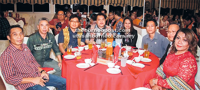  Wakil Persatuan Graduan Dayak Sarawak Bintulu turut hadir pada majlis makan malam tersebut.