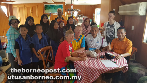  Zainal (duduk, dua kanan) bersama tetamu lain dan kakitangan RAY As Sakinah merakam gambar kenangan bersama pemilik kapal Restless M dari Australia ketika menaiki kapal berkenaan ke Pulau Manukan.