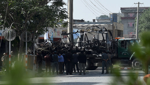  Anggota keselamatan mengalihkan rangka bas yang menjadi sasaran bom kereta di barat Kabul, semalam. — Gambar AFP