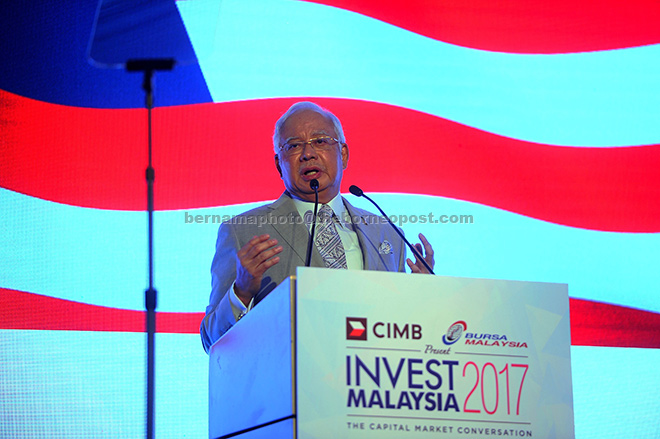  Najib menyampaikan ucaptama sempena perasmian Invest Malaysia 2017 semalam.  — Gambar Bernama