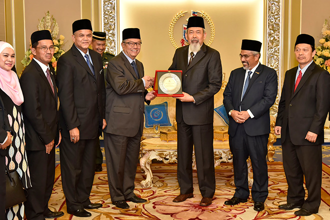  Juhar menerima cenderahati daripada Badruddin (empat kiri). — Gambar Jabatan Penerangan