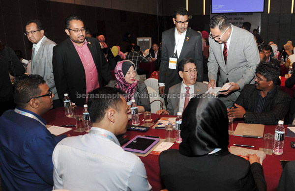  Raphy (kanan berdiri), Loh (duduk, dua kanan), Abdul Kadir (berdiri, dua kanan) dan Osmirizan (berdiri kiri) berbincang sesuatu ketika perjumpaan DPMMNJ, Dewan Perniagaan dan Perindustrian Cina Johor Bahru (JBCCCI), Dewan Perniagaan dan Perindustrian India Johor (JICCI) dengan SMCCI, Johor Bahru, semalam. — Gambar Bernama