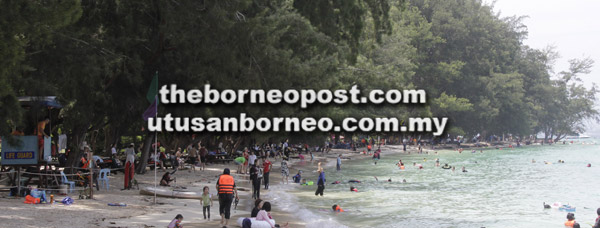  Pulau Manukan dipenuhi oleh ramai pelancong tempatan dan antarabangsa.