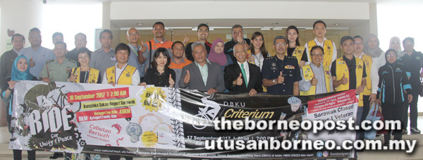  (Barisan depan, dari tiga kanan) Abang Ahmad, Abang Wahap dan Morshidi bergambar bersama yang lain selepas sidang media.