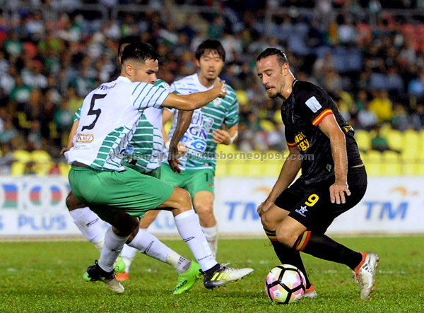  Pemain Melaka United mengepung penyerang Sarawak Mateo Roskam (kanan) pada perlawanan bola sepak Liga Super 2017 di Stadium Hang Jebat. — Gambar Bernama