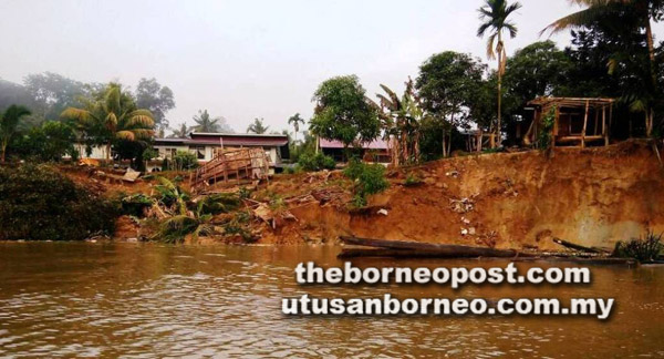  Bekas hakisan tanah, selepas runtuhan yang berlaku pagi semalam, di Kampung Kuala Tutoh.