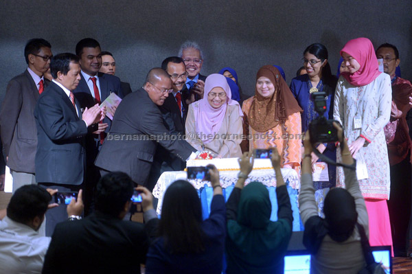  Hamzah meraikan warga kerja kementeriannya yang menyambut hari lahir semasa Majlis Perhimpunan Bulanan KPDNKK semalam. — Gambar Bernama