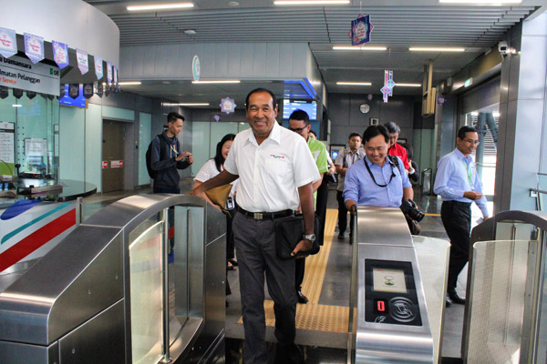 Ubull di Stesen Mutiara Damansara tidak sabar lagi mahu menaiki MRT.