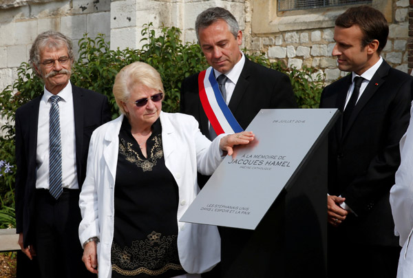  Macron (kanan) bersama saudara perempuan Father Hamel, Roselyne (dua kiri) ketika merasmikan plak untuk memberi penghormatan setahun selepas Father Hamel dibunuh  dua remaja radikal di Saint-Etienne-du-Rouvray, dekat Rouen, Perancis kelmarin. — Gambar Reuters