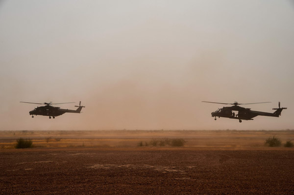  Gambar 25 Julai menunjukkan helikopter membawa tentera Jerman berlepas dari lapangan terbang di Mali. — Gambar AFP  