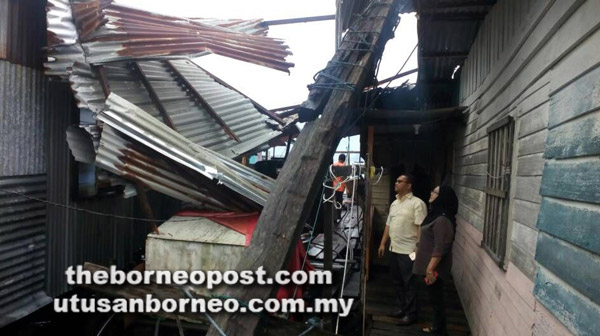  Atap di salah sebuah kediaman penduduk didapati turut terjejas akibat angin ribut yang melanda.