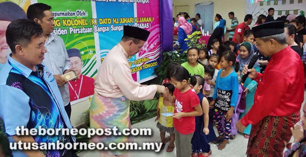  Juhari menyampaikan duit raya kepada kanak-kanak yang hadir pada majlis berkenaan.