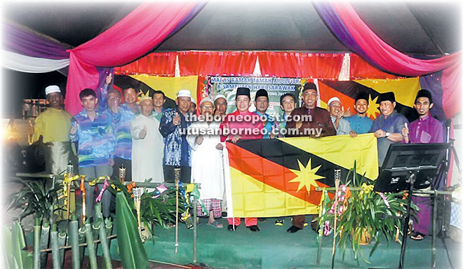  Hussaini (sepuluh kiri) Mohd Amran (lima kanan), Awang Emran (dua kanan) bersama ahli-ahli KRT Batong mengibar bendera Sarawak.