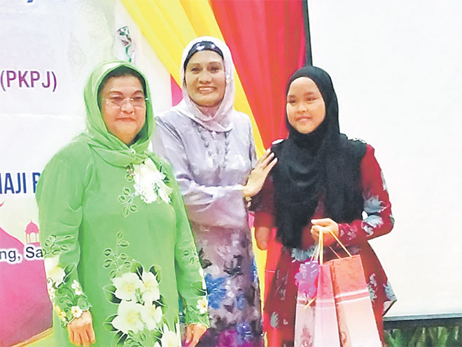  Farhani (kanan) bergambar kenangan bersama Juma’ani (kiri) dan Presiden PPSEAWA, Datin Munirah Mohd Hassan.