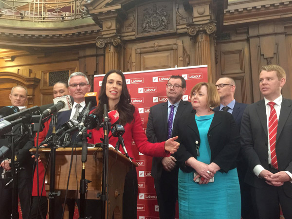  Ardern (tengah) bercakap kepada media sambil diperhatikan anggota parti di Wellington, kelmarin. — Gambar Reuters