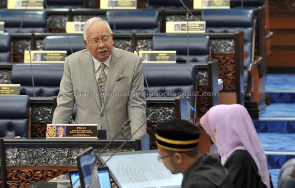  Najib menjawab soalan lisan di Dewan Rakyat ketika menghadiri sidang Dewan Rakyat di Parlimen, Kuala Lumpur, semalam. — Gambar Bernama