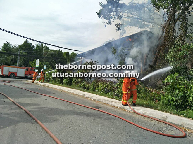  Anggota bomba melakukan operasi pemadaman api yang memusnahkan bekas pejabat Yayasan Sabah.