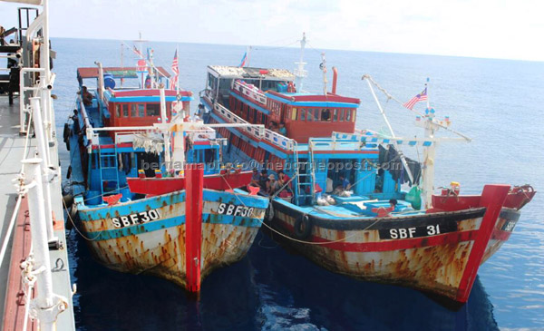  Bot nelayan warga asing yang ditahan Agensi Penguatkuasaan Maritim Malaysia (APMM) ditunjukkan pada sidang media semalam. — Gambar Bernama 
