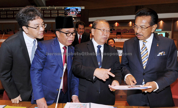  Musa berbincang sesuatu dengan tiga timbalannya (dari kiri) Datuk Raymond Tan Shu Kiah, Datuk Seri Yahya Hussin, dan Tan Sri Joseph Pairin Kitingan sebelum Persidangan DUN Sabah hari pertama bermula semalam. — Gambar Bernama 