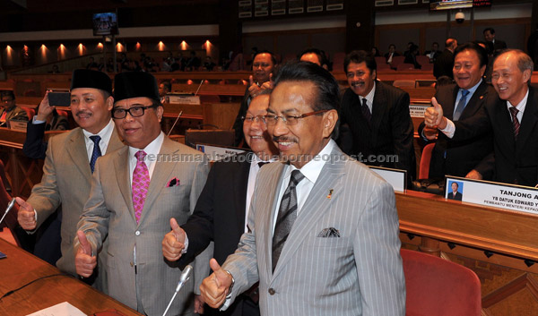  Musa (kanan) bersama Timbalannya Tan Sri Joseph Pairin Kitingan, Datuk Seri Yahya Hussin dan Anggota Dewan Undangan Negeri Sulaman Datuk Hajiji Mohd Noor (kiri) sebelum persidangan Dewan Undangan Negeri Sabah bermula semalam. — Gambar Bernama 