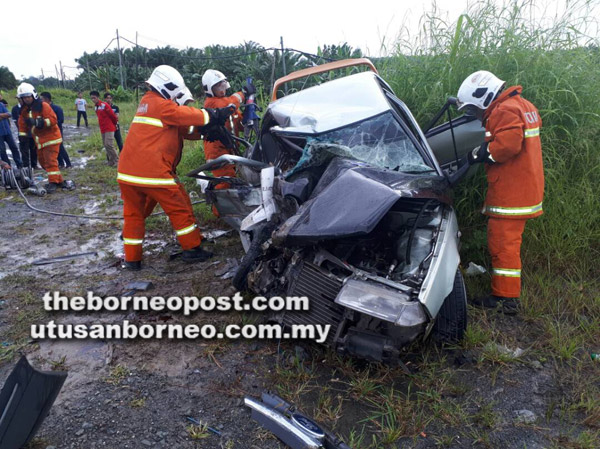  ANGGOTA bomba mengeluarkan mangsa yang tersepit.