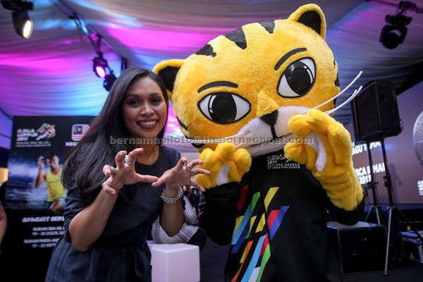  Dayang Nurfaizah bergambar bersama maskot RIMAU selepas pelancaran lagu ‘Bangkit Bersama’ di Pavillion, Bukit Bintang baru-baru ini.  — Gambar Bernama