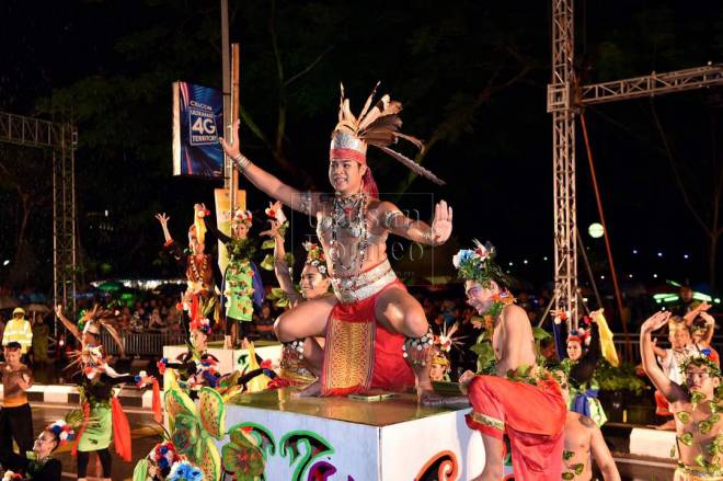  Persembahan pembukaan yang melambangkan perpaduan etnik dan budaya di Sarawak.
