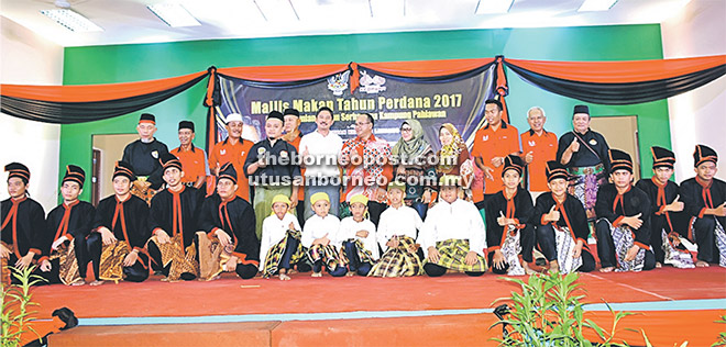  Kenamaan bergambar bersama para pemenang pertandingan bersilat.