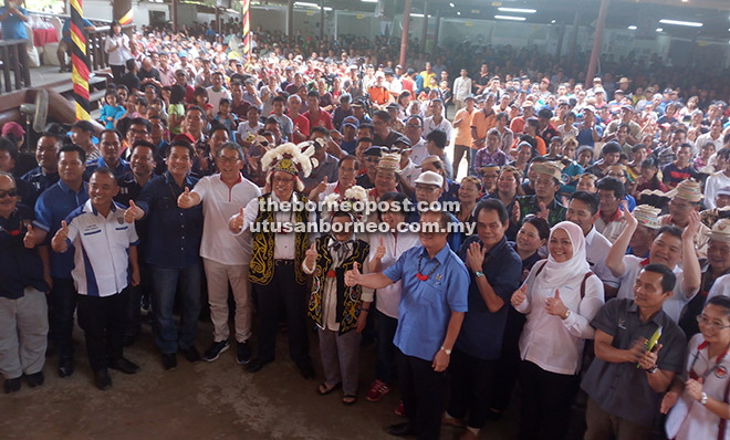  Abang Johari dan isteri (depan) yang menggunakan busana Orang Ulu bergambar bersama tetamu kehormat dan rakyat di Ulu Baram yang datang untuk menyertai Karnival Kesihatan Ulu Baram Ke-6, semalam.