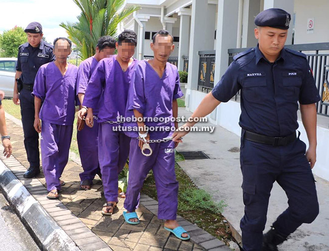  Suspek-suspek kes rogol diiringi polis semasa tiba di Mahkamah Majistret Samarahan, semalam.