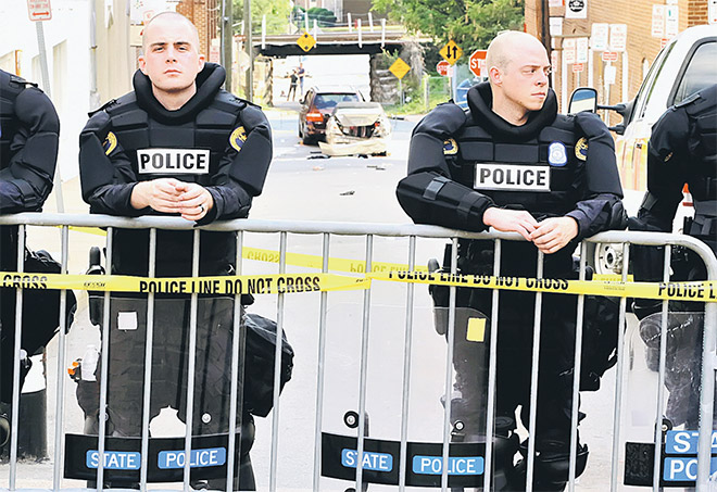  Anggota polis negeri berkawal di tempat kejadian di mana kereta dipandu Fields Jr (gambar sisipan) merempuh penunjuk perasaan antiperkauman dan dua kenderaan lain yang membantah rali ‘Unite the Right’ di Charlottesville, Virginia kelmarin. — Gambar Reuters