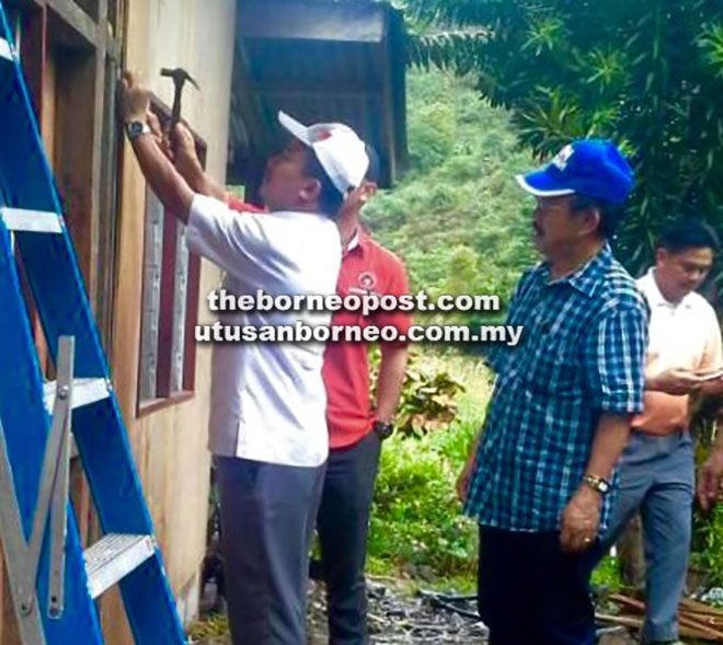  Ruji turut membantu memasang papan lapis ketika baik pulih rumah di Kampung Lohan Ulu. 