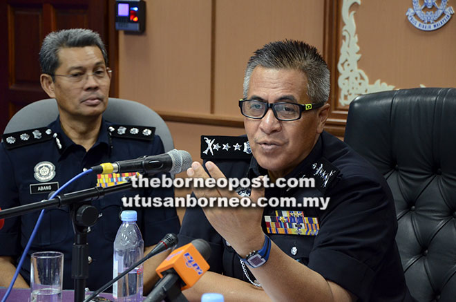  Amer pada sidang media semalam. Turut kelihatan Ketua Polis Daerah Kuching ACP Abang Ahmad Abang Julai (kiri).