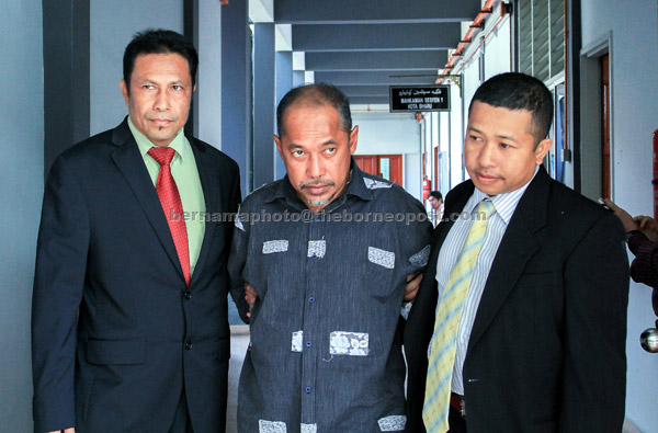  Nik Yaacob (tengah) mengaku tidak bersalah di Mahkamah Sesyen, Kota Bharu, semalam. — Gambar Bernama