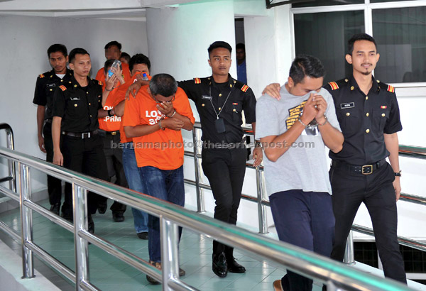   Seorang pengurus Dewan Bandaraya Kuala Lumpur (DBKL) dan enam kontraktor ditahan reman selama lima hari bermula semalam bagi membantu siasatan mengenai kes rasuah serta salah guna kuasa di Shah Alam. — Gambar Bernama