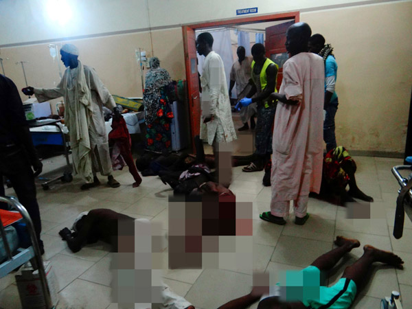  Mangsa yang cedera dalam serangan nekad tersebut bergelimpangan di atas lantai menunggu rawatan perubatan setelah tiada lagi katil kosong di sebuah hospital di Maiduguri, kelmarin. — Gambar AFP