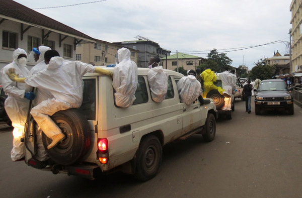  Anggota pasukan pengebumian menaiki ambulans yang beredar dari Ru-mah Mayat Connaught di Freetown, kelmarin. — Gambar AFP/Reuters