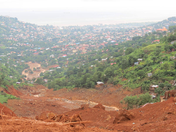  Keadaan di tempat kejadian banjir lumpur di Freetown, kelmarin. — Gambar AFP