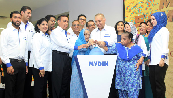  Keluarga besar MYDIN merasmikan Majlis Pelancaran Sambutan Ulang Tahun MYDIN Ke-60 #MYDIN60Tahun.